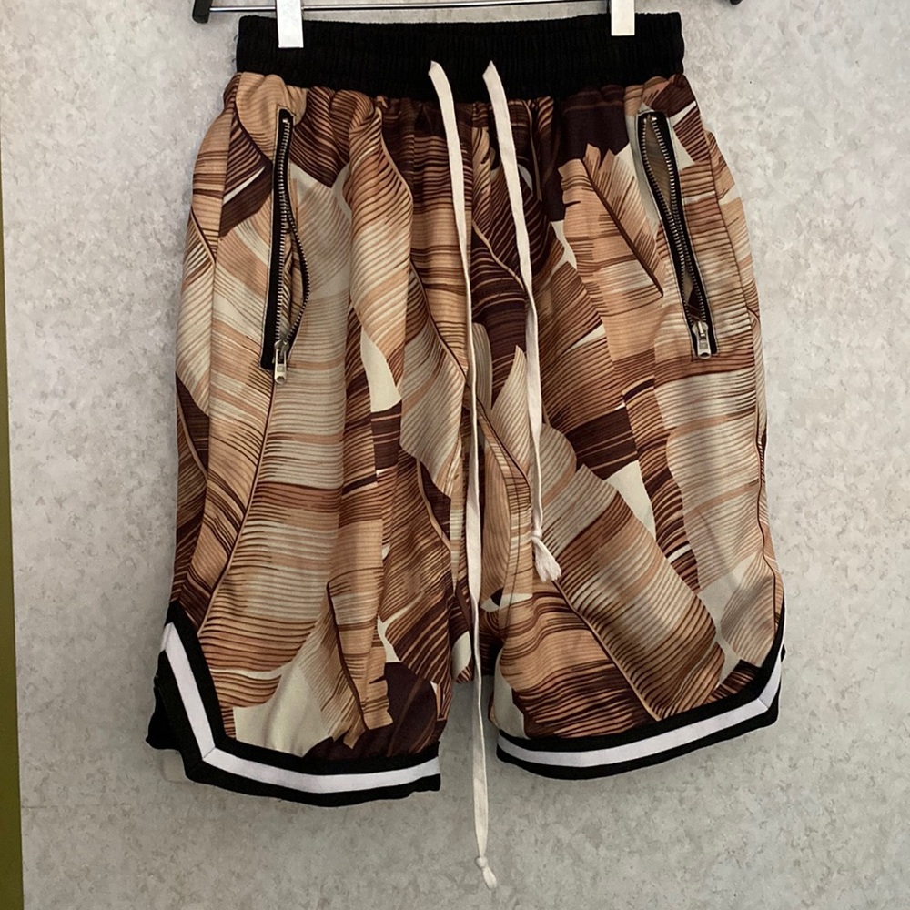 Jungle shorts size M zip front pockets rear pockets with flap xtra room in front